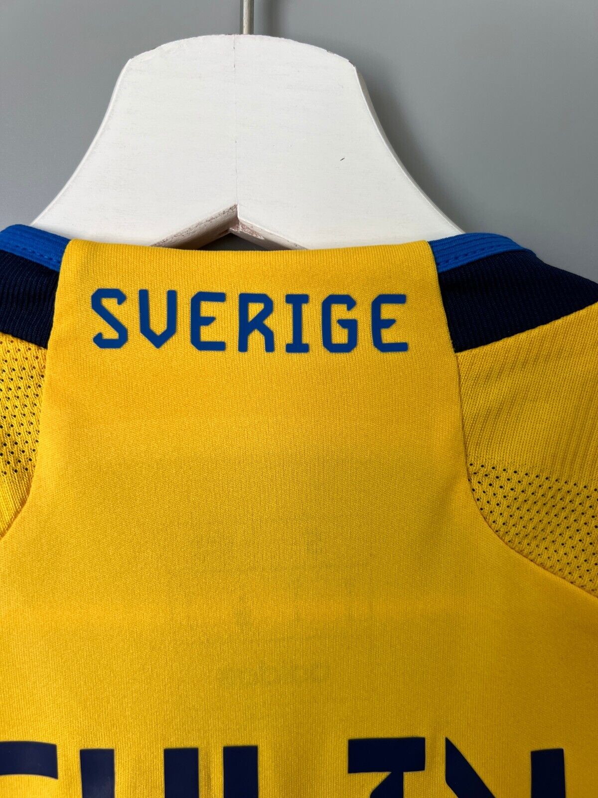 Sweden Jersey 2022 Home Soccer Football Shirt Adidas HD9423 Mens Size S