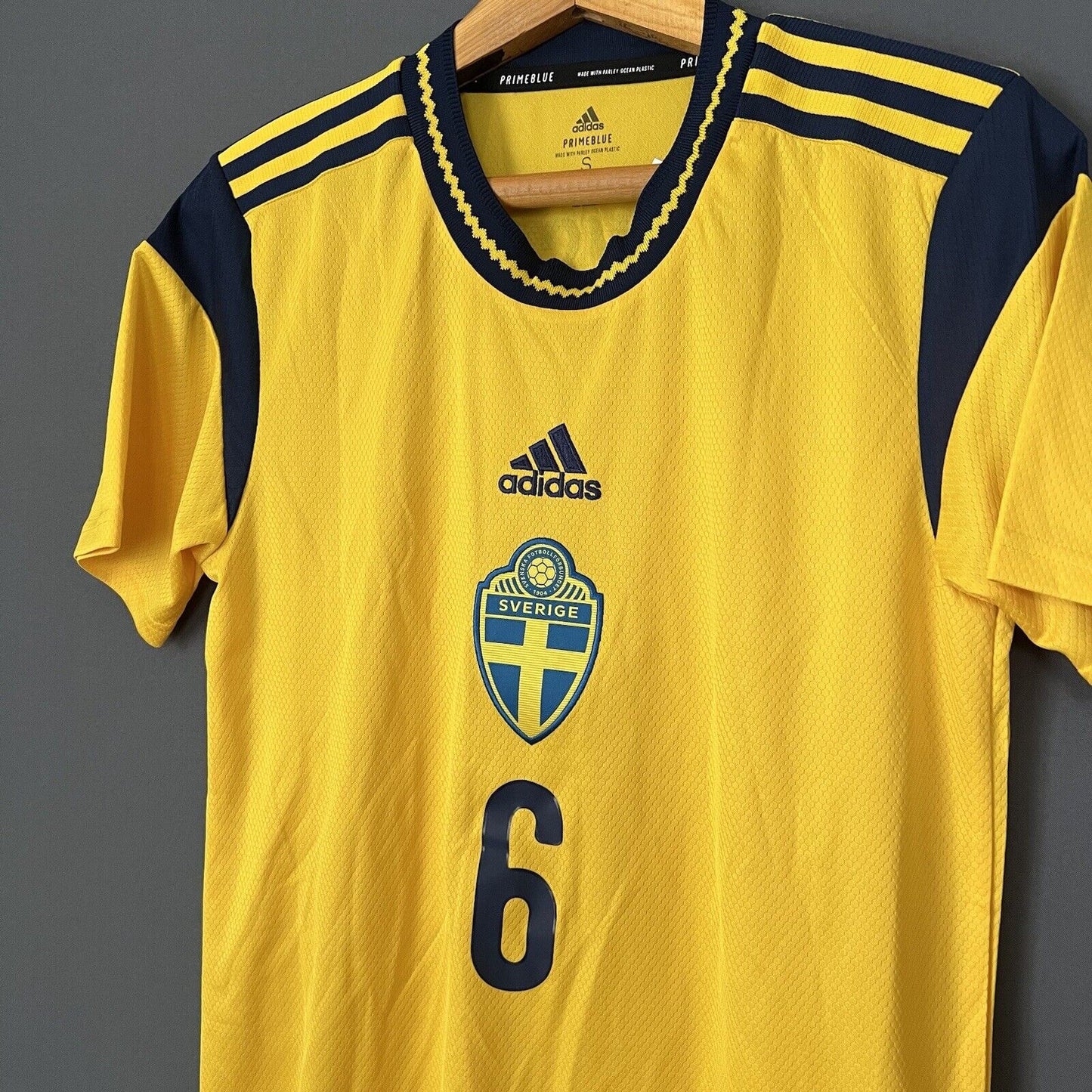 Sweden Jersey 2021/22 Home SMALL Mens Soccer Football Shirt Adidas GK5760