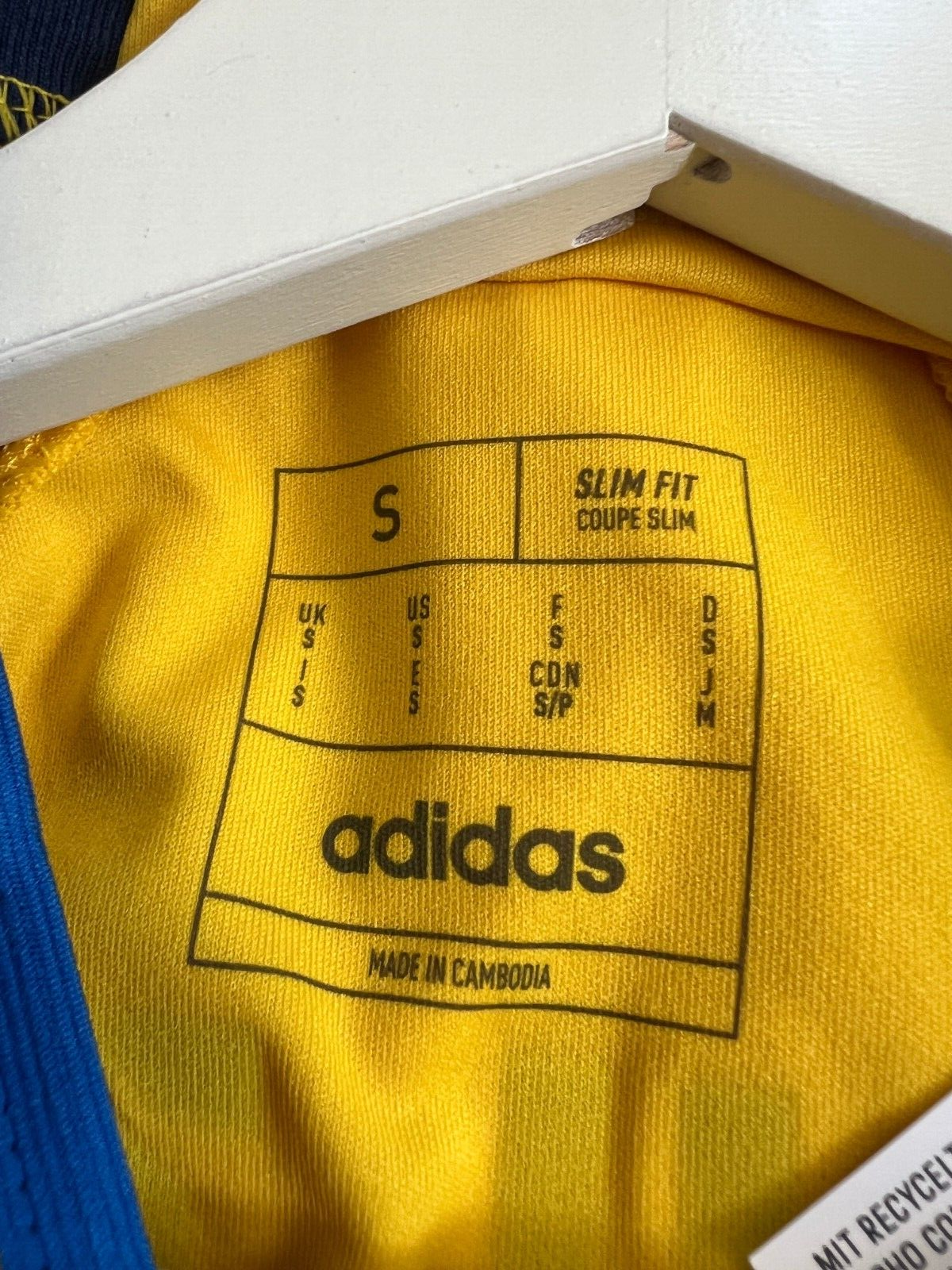 Sweden Jersey 2022 Home Soccer Football Shirt Adidas HD9423 Mens Size S