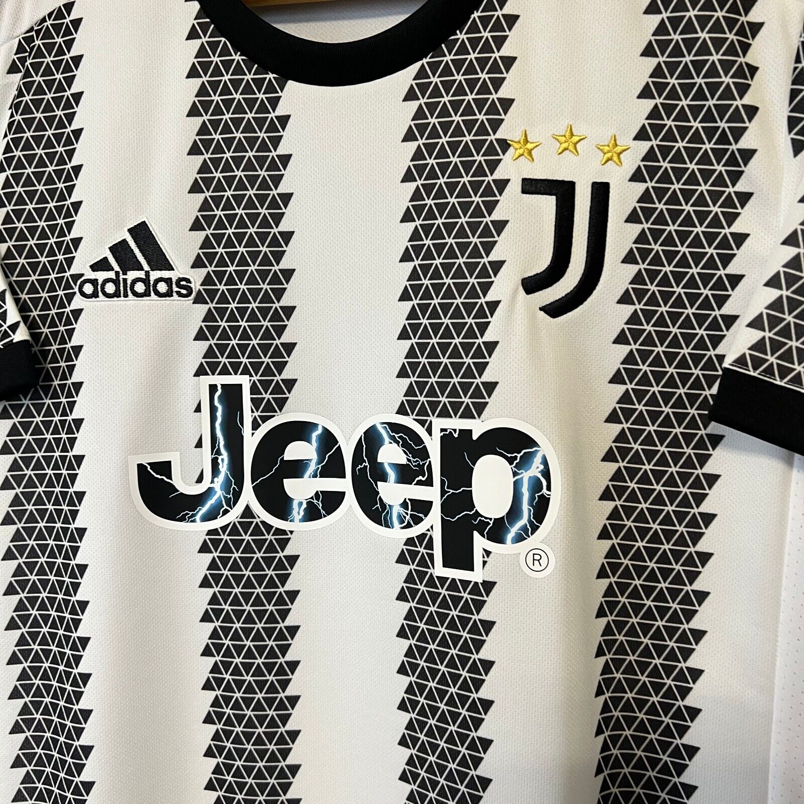 Juventus Jersey 2022-23 Home Mens Soccer Shirt Medium H38907 Adidas