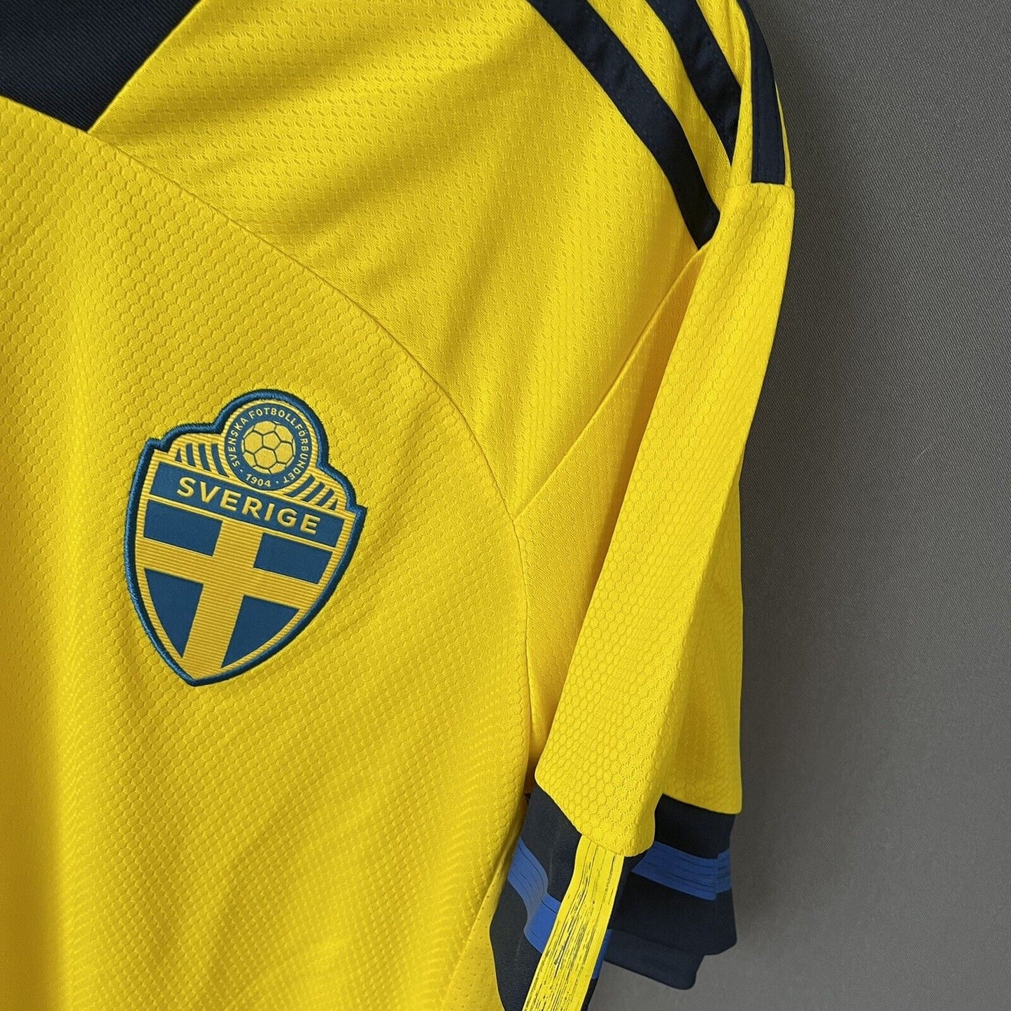SWEDEN TEAM JERSEY 2021 HOME SIZE L MENS FOOTBALL SOCCER SHIRT ADIDAS [FH7620]