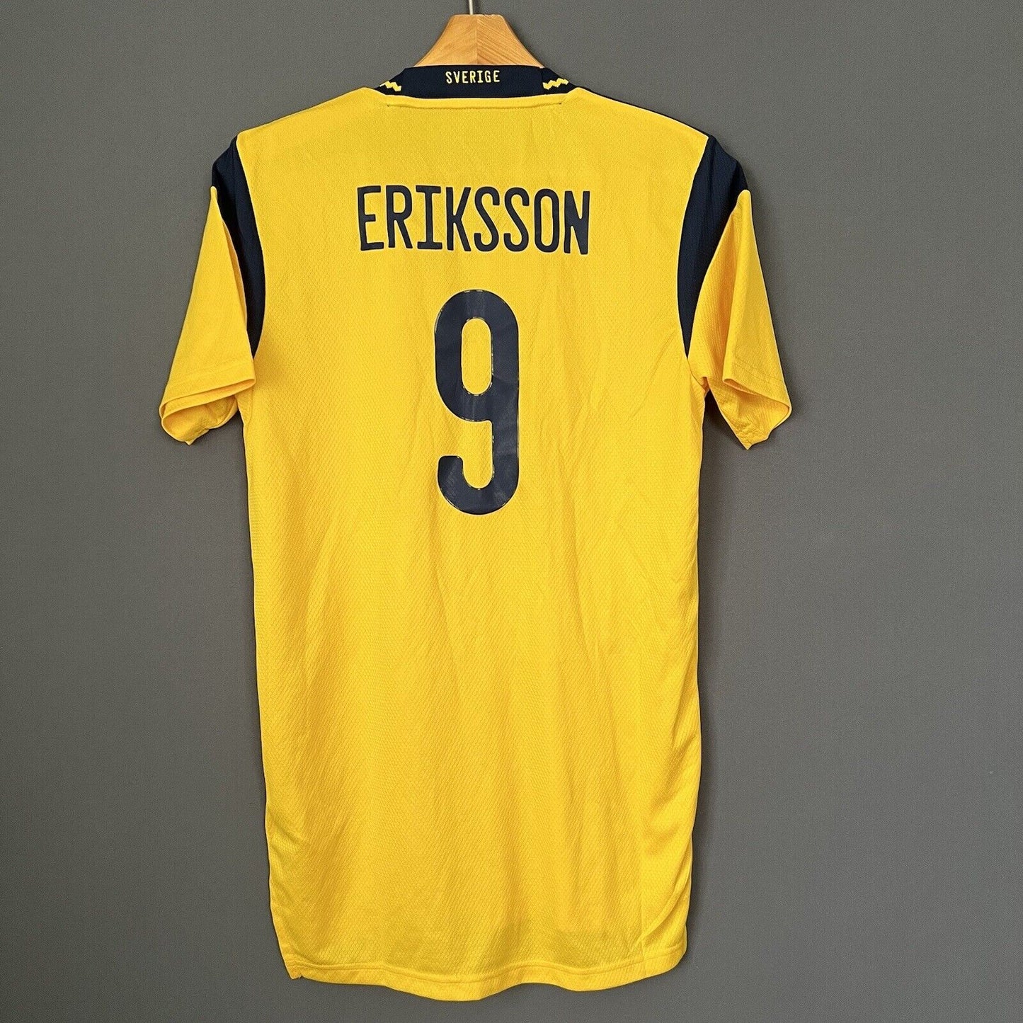 Sweden Jersey 2021/22 Home SMALL Mens Soccer Football Shirt Adidas GK5760