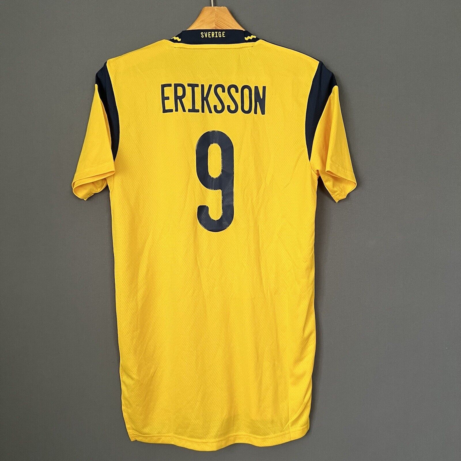 Sweden Jersey 2021/22 Home SMALL Mens Soccer Football Shirt Adidas GK5760