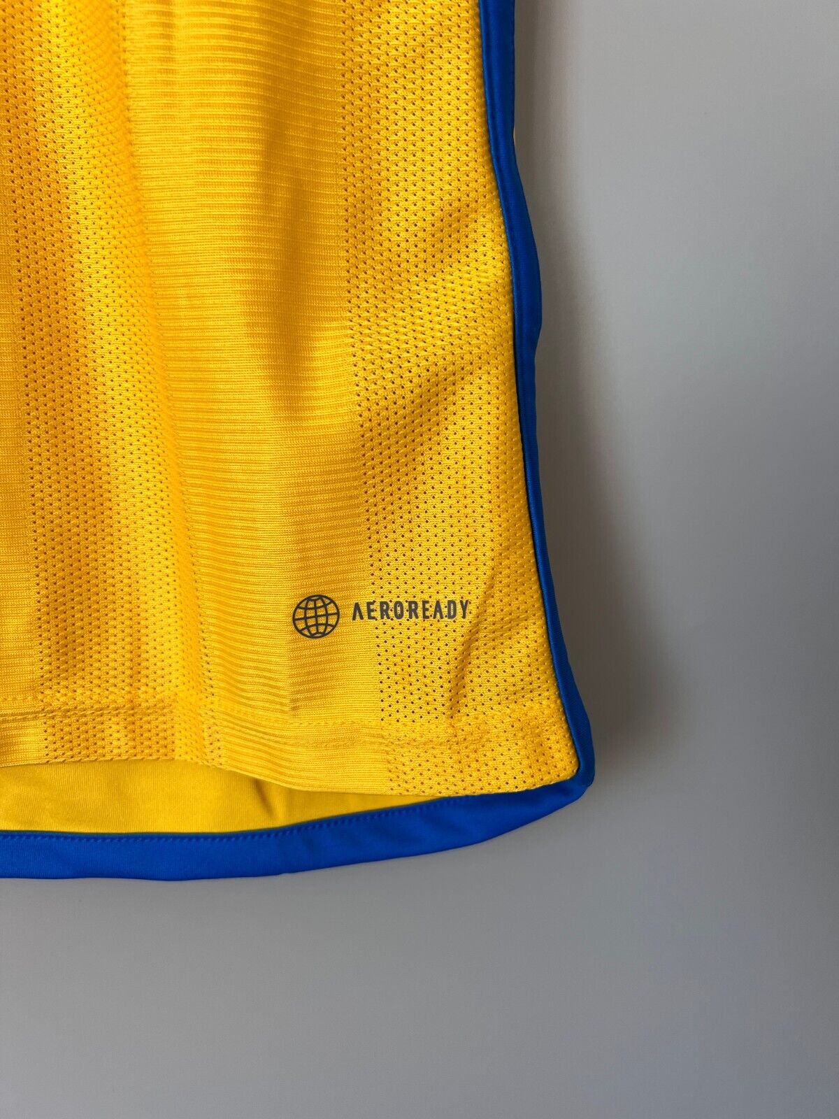 Sweden Jersey 2022 Home Soccer Football Shirt Adidas HD9423 Mens Size S