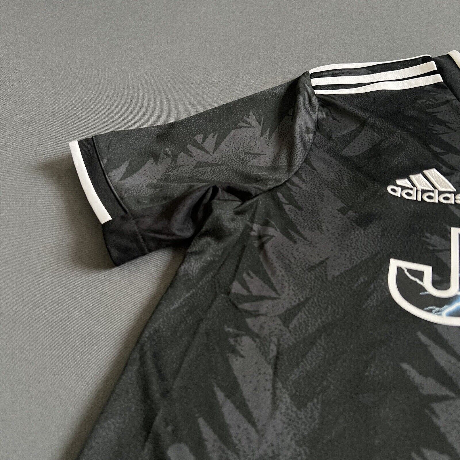 Di Maria Juventus Jersey 2022-23 Away L 13-14Y Boys Football Shirt HI5942 Adidas