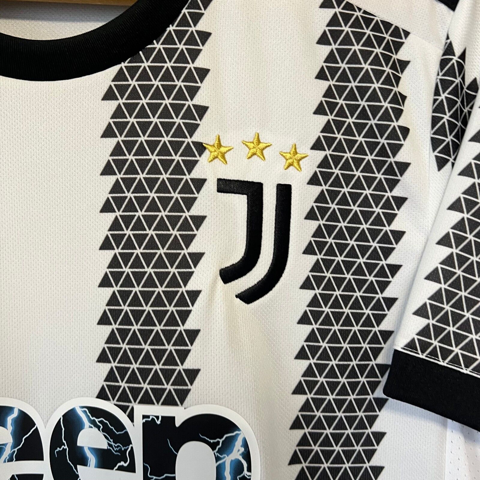 Juventus Jersey 2022-23 Home Mens Soccer Shirt Medium H38907 Adidas