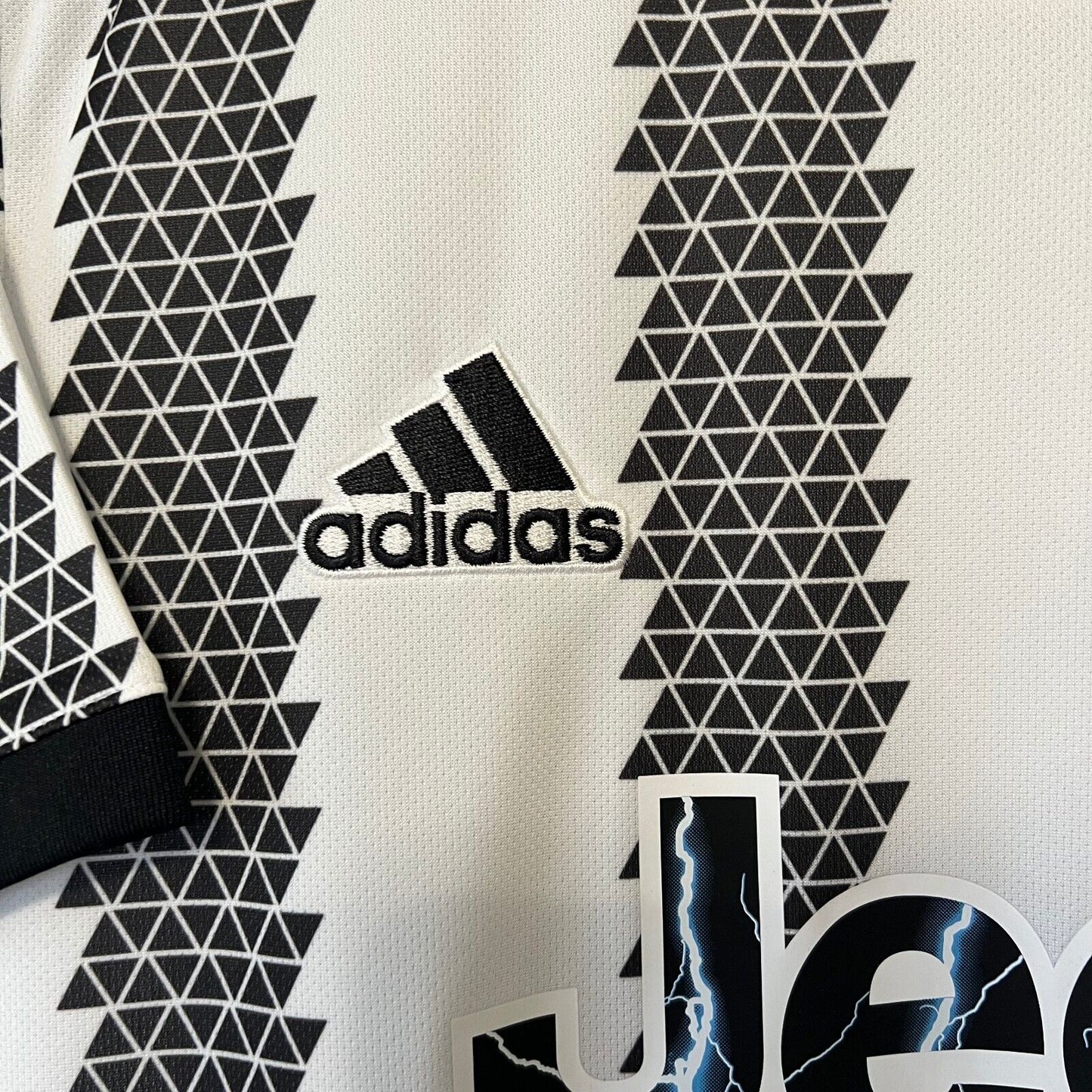 Juventus Jersey 2022-23 Home Mens Soccer Shirt Medium H38907 Adidas